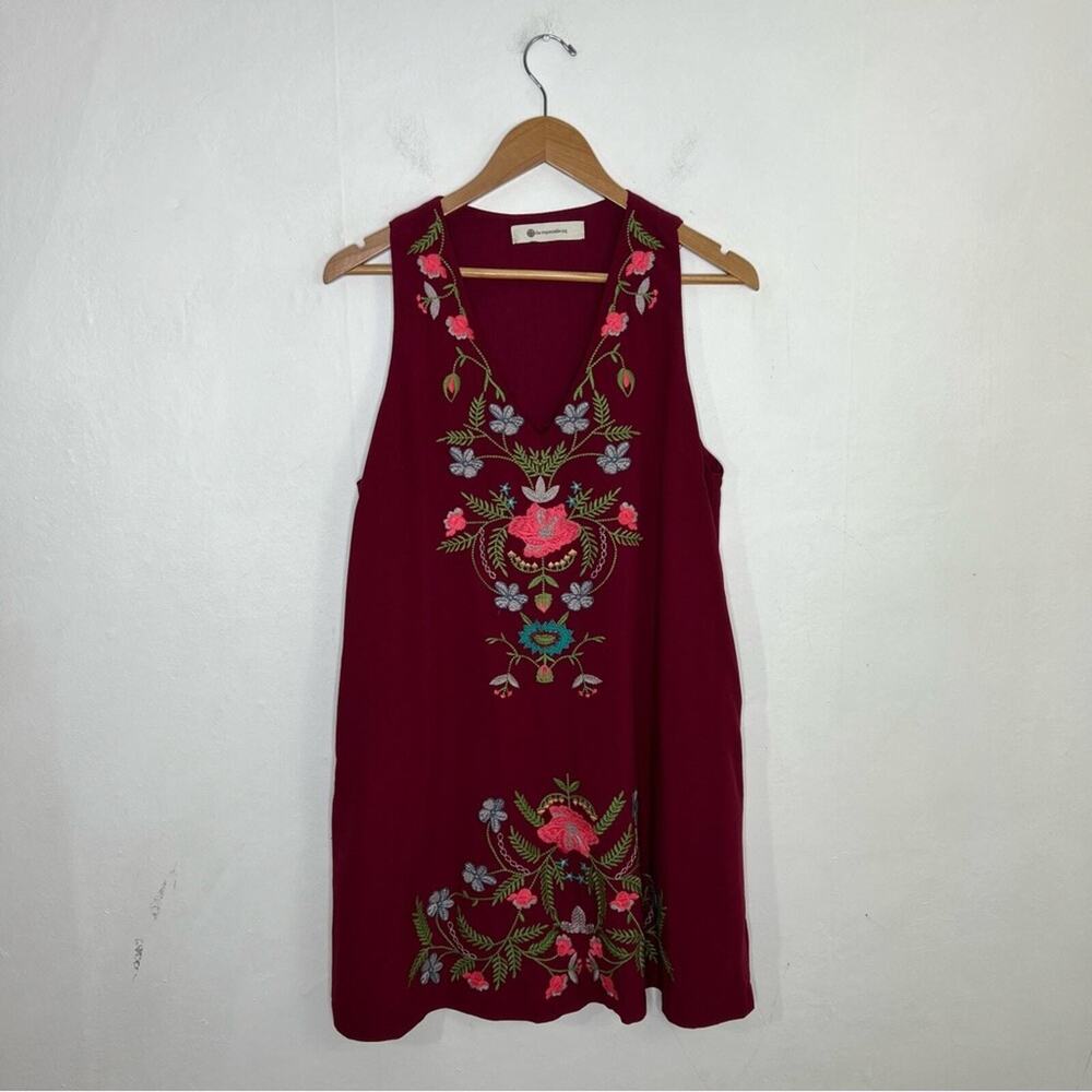 The Impeccable Pig Red Floral Embroidered V-Neck Shift Dress Size Medium